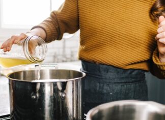 Transform Your Thanksgiving Leftovers: How to Make Nutrient-Rich Turkey Bone Broth