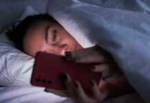 Час перед екраном і сон: що насправді говорить наука