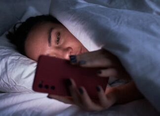 Час перед екраном і сон: що насправді говорить наука