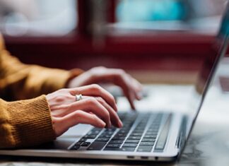 Sztuka korespondencji zawodowej: Dlaczego etykieta jest ważna w pracy