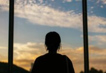 Повернення до себе: Посібник з уважності для дисоціації