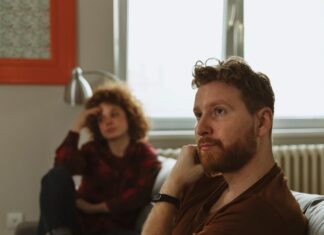 Как справляться с эмоциональной отстраненностью: руководство по отношениям с недоступным партнером