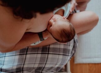 Por que a amamentação deixa você exausta: um novo guia para a recuperação da mãe