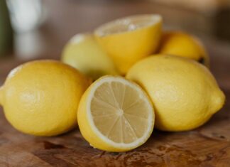 Вживання лимонів щодня: переваги, ризики та те, що говорить наука
