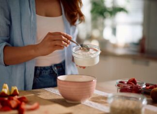 Os 5 produtos básicos para geladeira pelos quais um nutricionista registrado jura