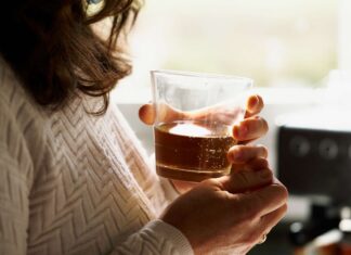 Alcool et vieillissement : comment la consommation d’alcool affecte votre corps au fil du temps