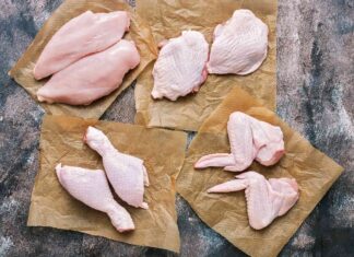 No laves tu pollo: los expertos explican por qué es un riesgo para la seguridad alimentaria