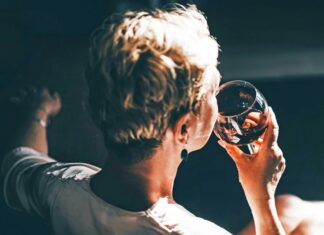 La trappola dell’ansia da alcol: perché bere peggiora la situazione (e come liberarsene)