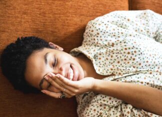 Au-delà du brossage : comment les habitudes de sommeil façonnent votre microbiome buccal