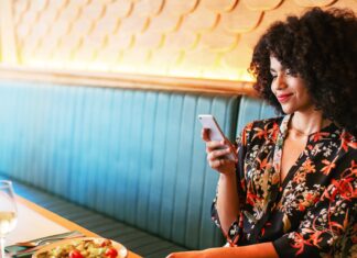 Прихована ціна абстрактного прийому їжі: чому телефон може зробити вас голоднішим пізніше