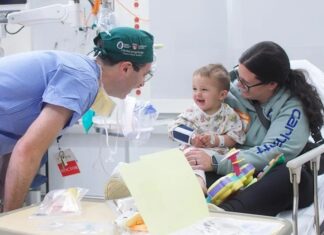 La FDA approva la prima terapia genica per la sordità. Il cavo è collegato.