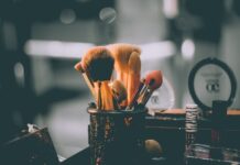 Брудні пензлі для макіяжу містять більше бактерій, ніж ви собі уявляєте, і ваша шкіра розплачується за це