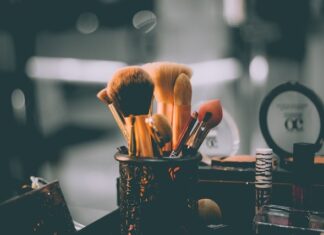 Брудні пензлі для макіяжу містять більше бактерій, ніж ви собі уявляєте, і ваша шкіра розплачується за це