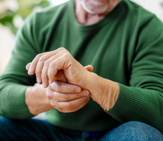 Mengapa Diskinesia Parkinson Tingkat Lanjut Berfluktuasi