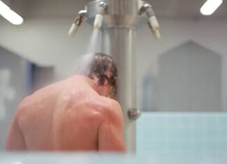 Pourquoi les douches de salle de sport présentent un risque biologique (et comment rester propre)